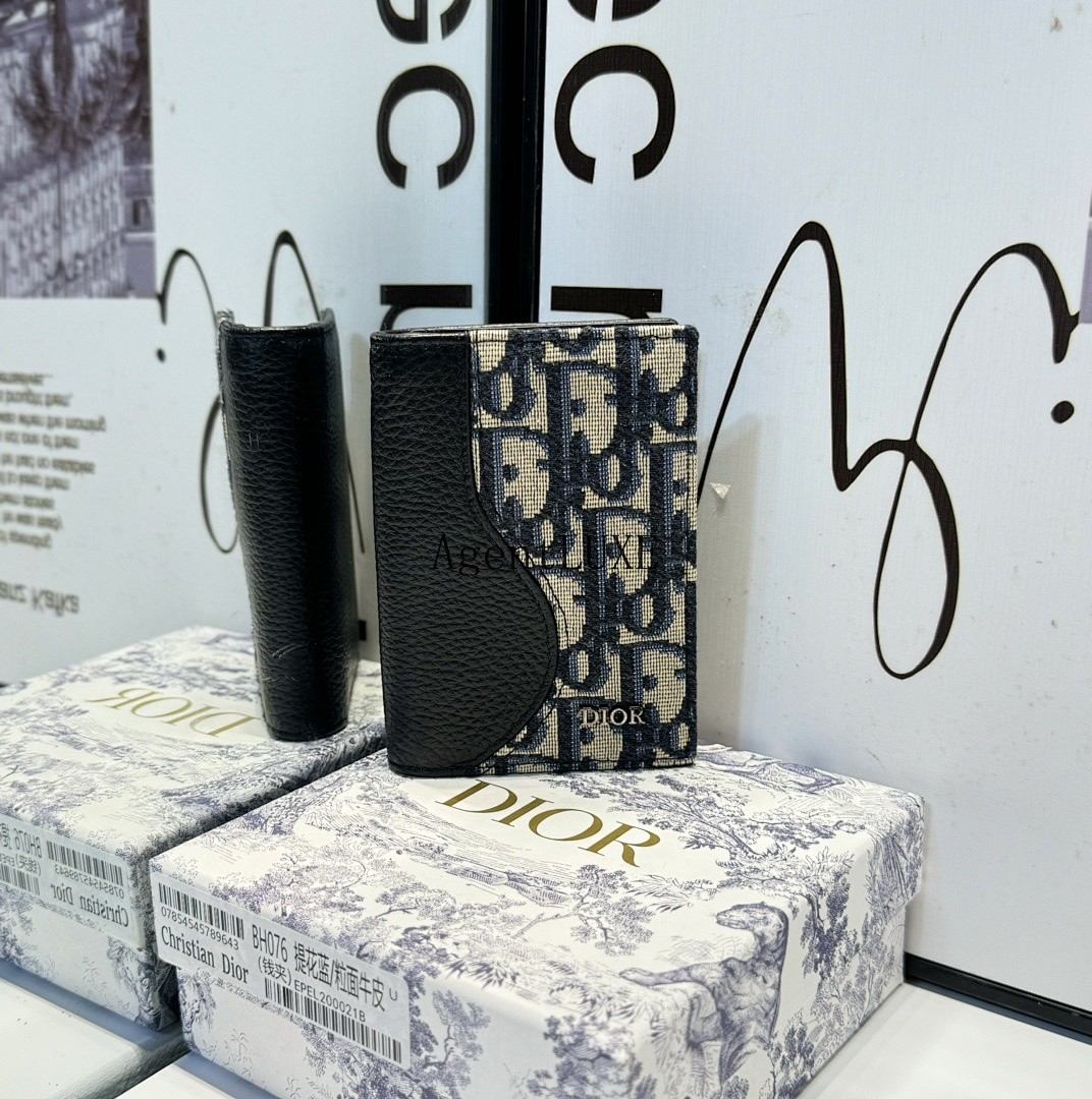 DIOR SADDLE VERTICAL BIFOLD CARD HOLDER BLACK GRAINED CALFSKIN MARQUETRY AND BEIGE AND BLACK DIOR OBLIQUE JACQUARD