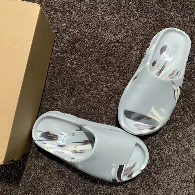 DISCOUNTED YEEZY SLIDES (